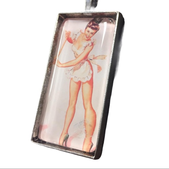 Pin up necklace - Picture 3 of 5